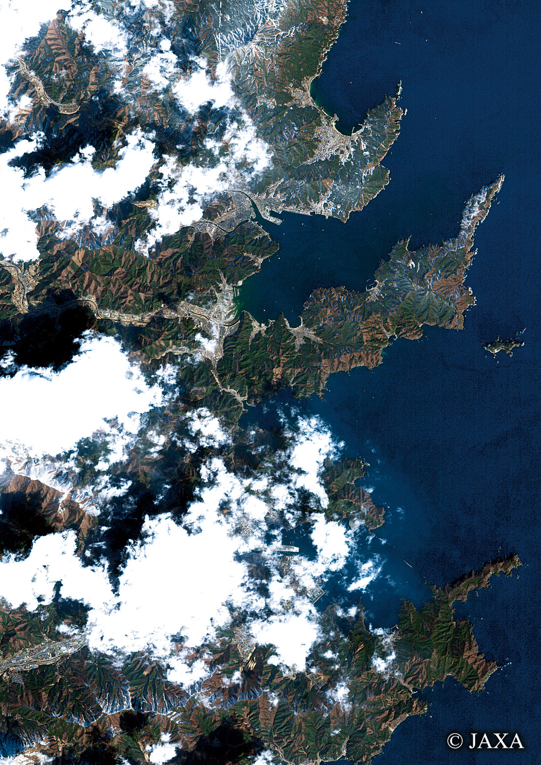 だいちから見た日本の都市 震災後の大槌町から釜石市:衛星画像