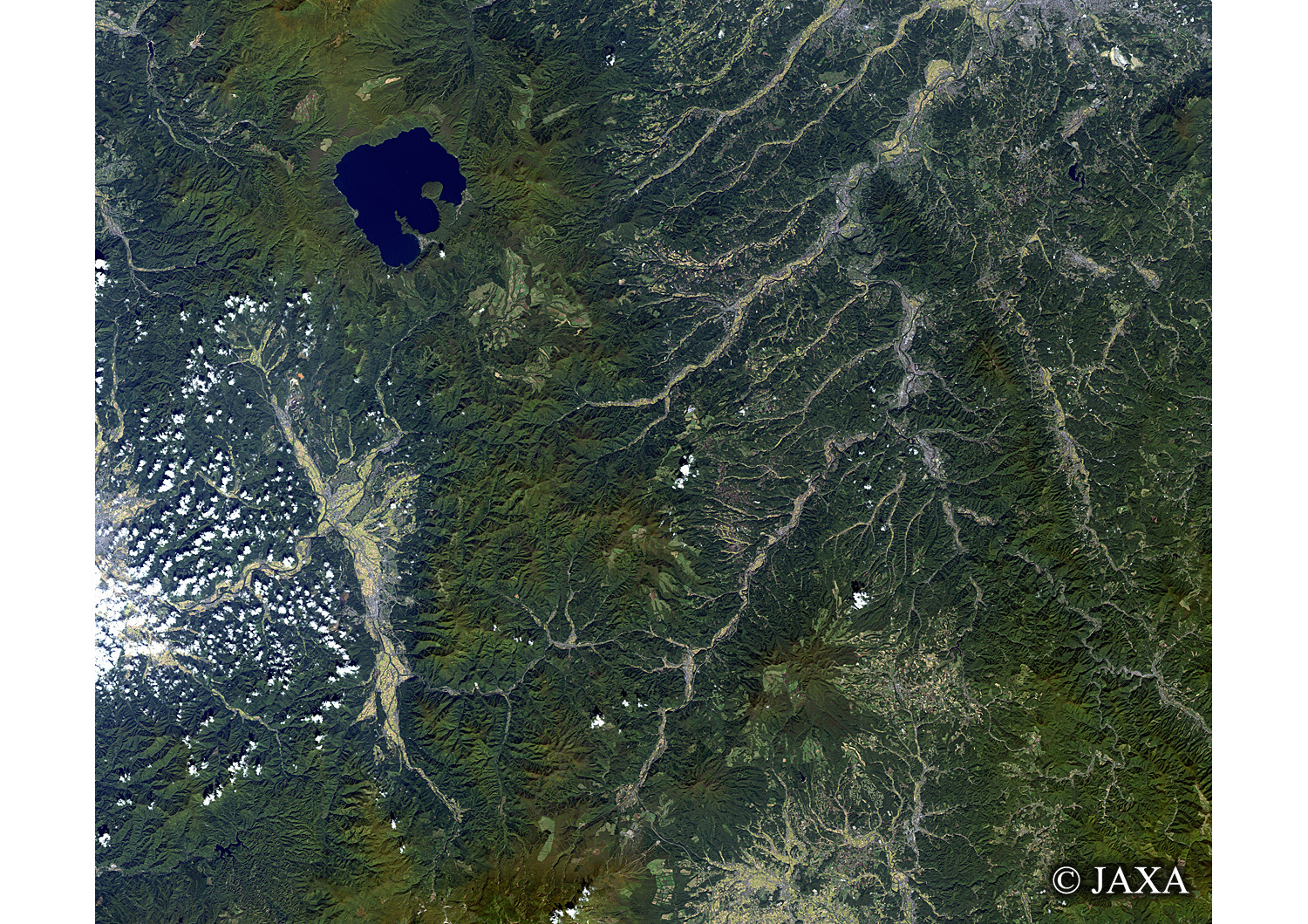 だいちから見た日本の都市 十和田湖と戸来岳:衛星画像